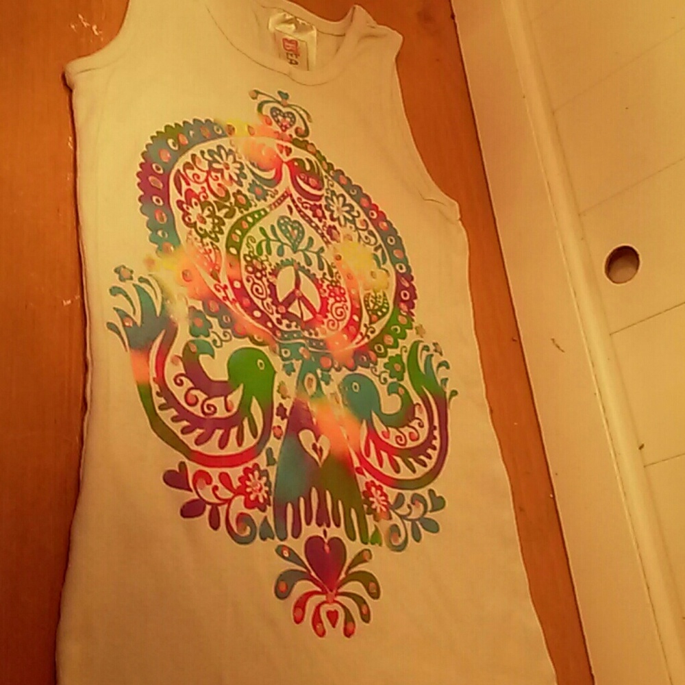 White tank top with pattern